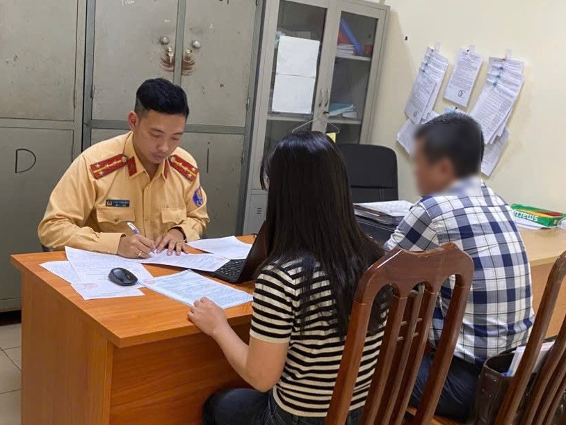 Hà Nội: Xử phạt tài xế sử dụng điện thoại khi đang lái xe